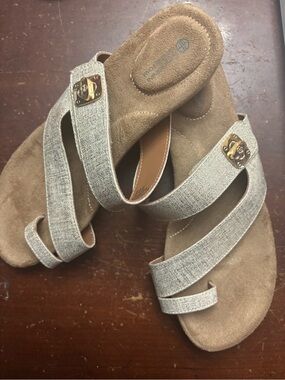 Giani Bernini tan comfort 8 slip in metallic gold hardware sandal beach resort